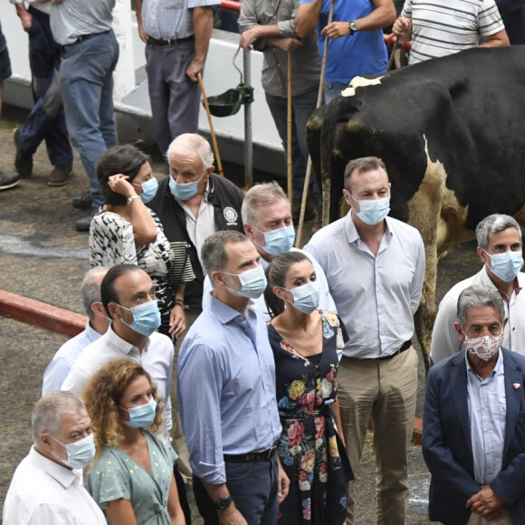 La reine Letizia et le roi Felipe VI d'Espagne au marché au bétail de Torrelavega lors de leur visite en Cantabrie, dans le nord du pays, le 29 juillet 2020, avant-dernière étape de leur tournée des dix-sept communautés autonomes espagnoles dans le cadre du déconfinement.