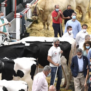 La reine Letizia et le roi Felipe VI d'Espagne au marché au bétail de Torrelavega lors de leur visite en Cantabrie, dans le nord du pays, le 29 juillet 2020, avant-dernière étape de leur tournée des dix-sept communautés autonomes espagnoles dans le cadre du déconfinement.
