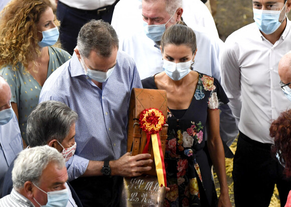La reine Letizia et le roi Felipe VI d'Espagne au marché au bétail de Torrelavega lors de leur visite en Cantabrie, dans le nord du pays, le 29 juillet 2020, avant-dernière étape de leur tournée des dix-sept communautés autonomes espagnoles dans le cadre du déconfinement.