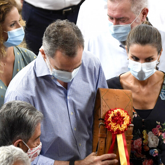 La reine Letizia et le roi Felipe VI d'Espagne au marché au bétail de Torrelavega lors de leur visite en Cantabrie, dans le nord du pays, le 29 juillet 2020, avant-dernière étape de leur tournée des dix-sept communautés autonomes espagnoles dans le cadre du déconfinement.