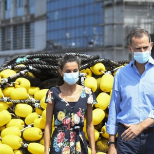 La reine Letizia et le roi Felipe VI d'Espagne au port de Santoña lors de leur visite en Cantabrie, dans le nord du pays, le 29 juillet 2020, avant-dernière étape de leur tournée des dix-sept communautés autonomes espagnoles dans le cadre du déconfinement.