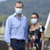 La reine Letizia et le roi Felipe VI d'Espagne au port de Santoña lors de leur visite en Cantabrie, dans le nord du pays, le 29 juillet 2020, avant-dernière étape de leur tournée des dix-sept communautés autonomes espagnoles dans le cadre du déconfinement.