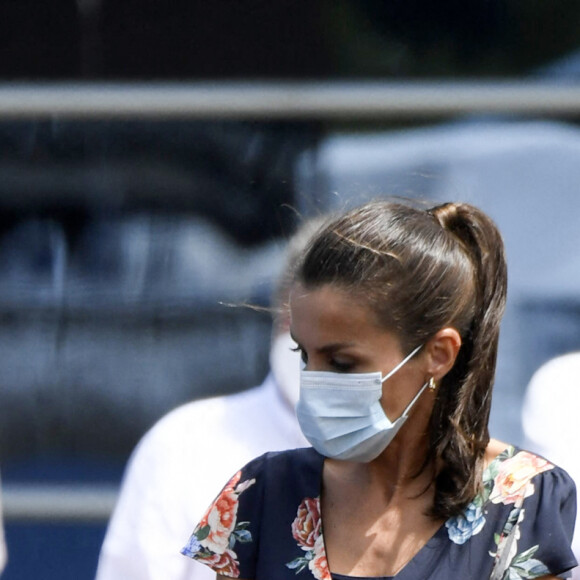 La reine Letizia et le roi Felipe VI d'Espagne au port de Santoña lors de leur visite en Cantabrie, dans le nord du pays, le 29 juillet 2020, avant-dernière étape de leur tournée des dix-sept communautés autonomes espagnoles dans le cadre du déconfinement.