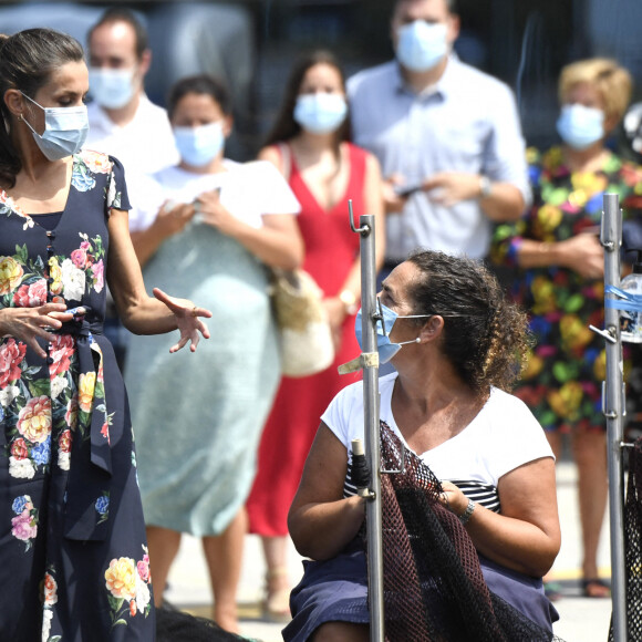 La reine Letizia et le roi Felipe VI d'Espagne au port de Santoña lors de leur visite en Cantabrie, dans le nord du pays, le 29 juillet 2020, avant-dernière étape de leur tournée des dix-sept communautés autonomes espagnoles dans le cadre du déconfinement.