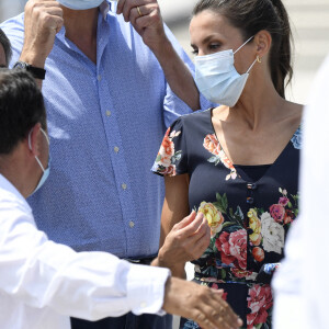 La reine Letizia et le roi Felipe VI d'Espagne au port de Santoña lors de leur visite en Cantabrie, dans le nord du pays, le 29 juillet 2020, avant-dernière étape de leur tournée des dix-sept communautés autonomes espagnoles dans le cadre du déconfinement.