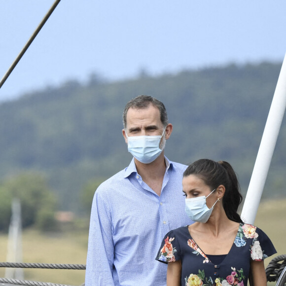 La reine Letizia et le roi Felipe VI d'Espagne au port de Santoña lors de leur visite en Cantabrie, dans le nord du pays, le 29 juillet 2020, avant-dernière étape de leur tournée des dix-sept communautés autonomes espagnoles dans le cadre du déconfinement.