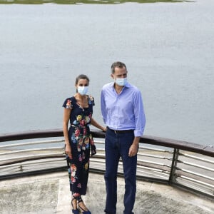 La reine Letizia et le roi Felipe VI d'Espagne au port de Santoña lors de leur visite en Cantabrie, dans le nord du pays, le 29 juillet 2020, avant-dernière étape de leur tournée des dix-sept communautés autonomes espagnoles dans le cadre du déconfinement.