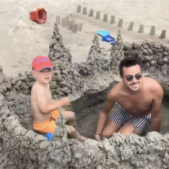 Alex Goude a retrouvé son fils Elliot en Californie, en juillet 2020. Son ex-mari Romain Taillandier et le nouvel amoureux de ce dernier, Junior Velzquez, étaient de la partie.