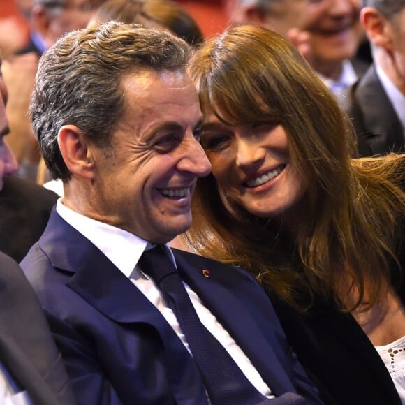 Nicolas Sarkozy et sa femme Carla Bruni-Sarkozy très complices lors d'un meeting à Marseille © Bruno Bebert/Bestimage