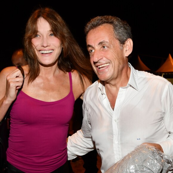 Exclusif - Carla Bruni-Sarkozy pose avec son mari Nicolas Sarkozy après son concert lors du 58ème festival "Jazz à Juan" à Juan-les-Pins le 17 juillet 2018. © Bruno Bebert/Bestimag