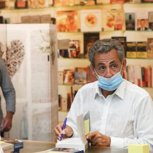 L'ancien président Nicolas Sarkozy dédicace son nouveau livre "Le temps des tempêtes" à l'espace culturel du centre commercial Leclerc Baleone à Ajaccio, en Corse le 24 juillet 2020.  © Crystal Pictures /Bestimage
