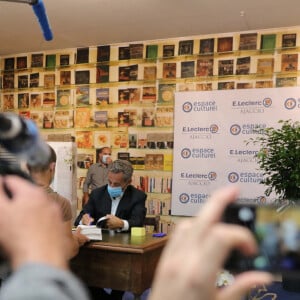 L'ancien président Nicolas Sarkozy dédicace son nouveau livre "Le temps des tempêtes" à l'espace culturel du centre commercial Leclerc Baleone à Ajaccio, en Corse le 24 juillet 2020. © Crystal Pictures /Bestimage