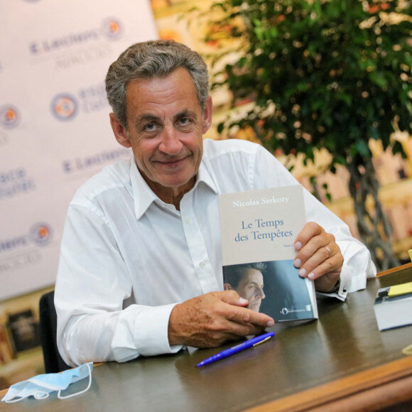 L'ancien président Nicolas Sarkozy dédicace son nouveau livre "Le temps des tempêtes" à l'espace culturel du centre commercial Leclerc Baleone à Ajaccio, en Corse le 24 juillet 2020. © Crystal Pictures /Bestimage