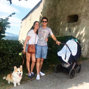 Anouchka Delon et son compagnon Julien. Ils prennent la pose avec leur fils né en février. Juillet 2020.