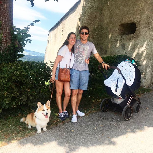 Anouchka Delon et son compagnon Julien. Ils prennent la pose avec leur fils né en février. Juillet 2020.