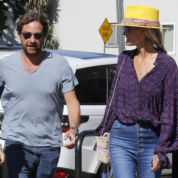 Laeticia Hallyday et son compagnon Pascal Balland ressortent du restaurant de sushi avec Marine, l'ex-femme de Pascal Balland, à Los Angeles, avant d'aller chercher leurs filles à l'école. Le 13 septembre 2019.