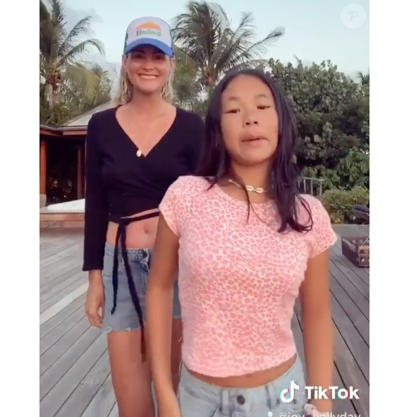 Laeticia Hallyday danse avec sa fille Joy pour son douzième anniversaire, le 27 juillet 2020.