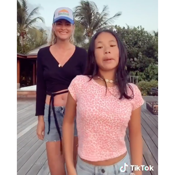 Laeticia Hallyday danse avec sa fille Joy pour son douzième anniversaire, le 27 juillet 2020.