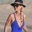 Laeticia Hallyday - Laeticia Hallyday rejoint Bella Hadid et son équipe de shooting sur un paddle géant et se baigne sur une plage de Saint-Barthélemy le 7 décembre 2019.