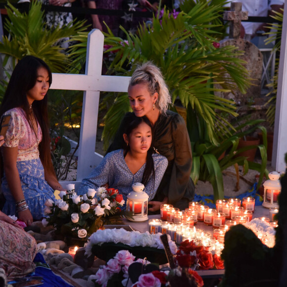 Liliane Jossua et sa fille Léa, Laeticia Hallyday et ses filles Jade et Joy - Pour le deuxième anniversaire de la mort de Johnny, Laeticia Hallyday et ses filles Jade et Joy se recueillent sur sa tombe au cimetière de Lorient à Saint-Barthélémy le 5 décembre 2019.