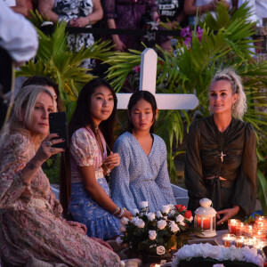 Liliane Jossua, Laeticia Hallyday et ses filles Jade et Joy - Pour le deuxième anniversaire de la mort de Johnny, Laeticia Hallyday et ses filles Jade et Joy se recueillent sur sa tombe au cimetière de Lorient à Saint-Barthélémy le 5 décembre 2019.