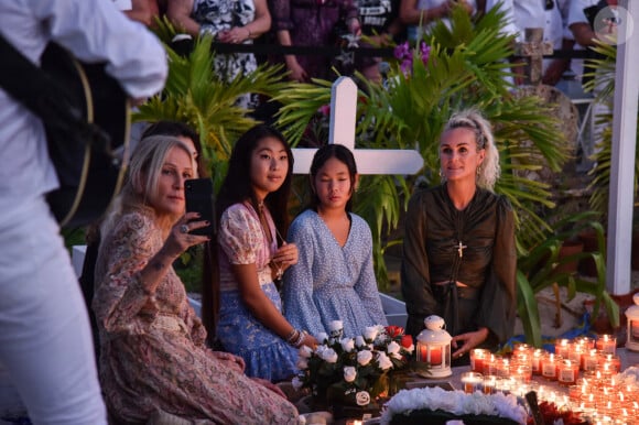 Liliane Jossua, Laeticia Hallyday et ses filles Jade et Joy - Pour le deuxième anniversaire de la mort de Johnny, Laeticia Hallyday et ses filles Jade et Joy se recueillent sur sa tombe au cimetière de Lorient à Saint-Barthélémy le 5 décembre 2019.