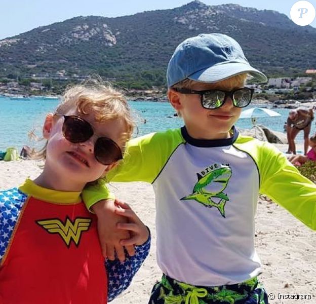 La princesse Gabriella et le prince Jacques de Monaco à la plage, photo partagée sur Instagram par la princesse Charlene le 31 juillet 2020.