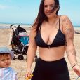 Kelly Helard avec son fils Lyam à la plage, le 14 juin 2020