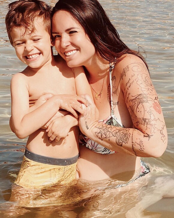 Kelly Helard enceinte, en vacances avec son fils Liam, le 26 juillet 2020