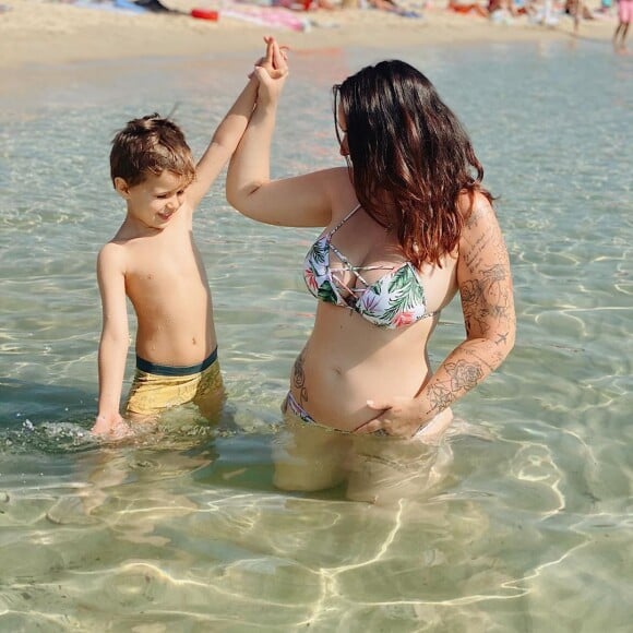 Kelly Helard dévoile son baby bump en bikini, le 24 juillet 2020, à la plage avec Liam