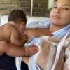 Ashley Graham allaite son fils, le 28 juillet 2020 sur Instagram.