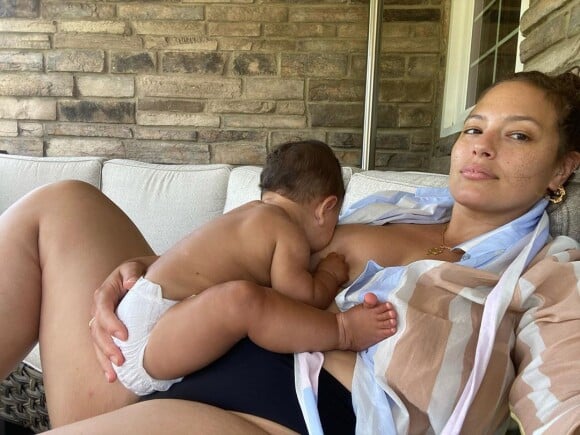 Ashley Graham allaite son fils, le 28 juillet 2020 sur Instagram.
