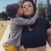 Kelly Helard des "Ch'tis" avec son fils Lyam au Lavandou, le 29 juillet 2019