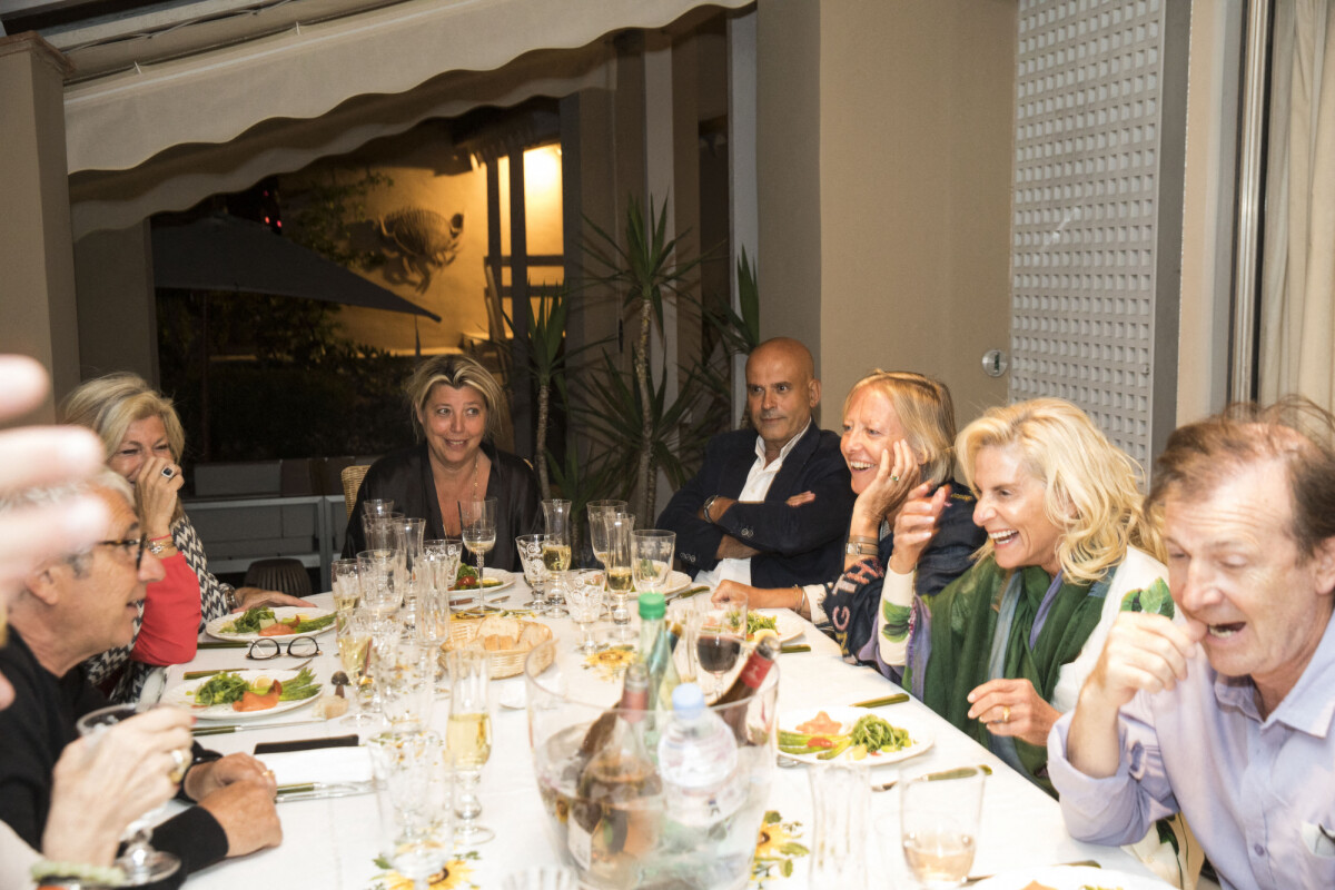 Photo : Dîner chez la famille Vranken après le spectacle - Jamie McCourt,  Ambassadrice des États-Unis en France et à Monaco, Sophie Cluzel,  Secrétaire dÉtat chargée des Personnes handicapées Spectacle Inconnu À