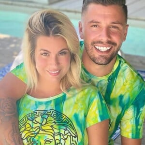 Carla Moreau pose avec son fiancé Kevin Guedj, le 25 juillet 2020