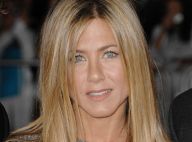 Jennifer Aniston dans une robe courte et transparente... est juste... un avion de chasse ! Regardez !