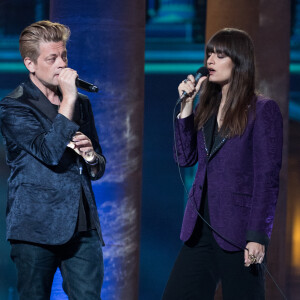 Exclusif -  Benjamin Biolay et Clara Luciani - Enregistrement de l'émission "La chanson de l'année" dans les jardins du Palais Royal à Paris, qui sera diffusée le 12 juin sur TF1. Le 11 juin 2020 © Cyril Moreau / Bestimage