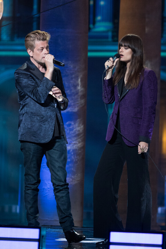 Exclusif -  Benjamin Biolay et Clara Luciani - Enregistrement de l'émission "La chanson de l'année" dans les jardins du Palais Royal à Paris, qui sera diffusée le 12 juin sur TF1. Le 11 juin 2020 © Cyril Moreau / Bestimage