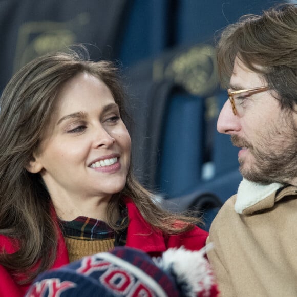 Mathieu Vergne et sa femme Ophélie Meunier - People dans les tribunes du parc des princes lors du match de championnat de Ligue 1 Conforama opposant le Paris Saint-Germain (PSG) à Lille le 22 Novembre 2019 à Paris © Cyril Moreau / Bestimage