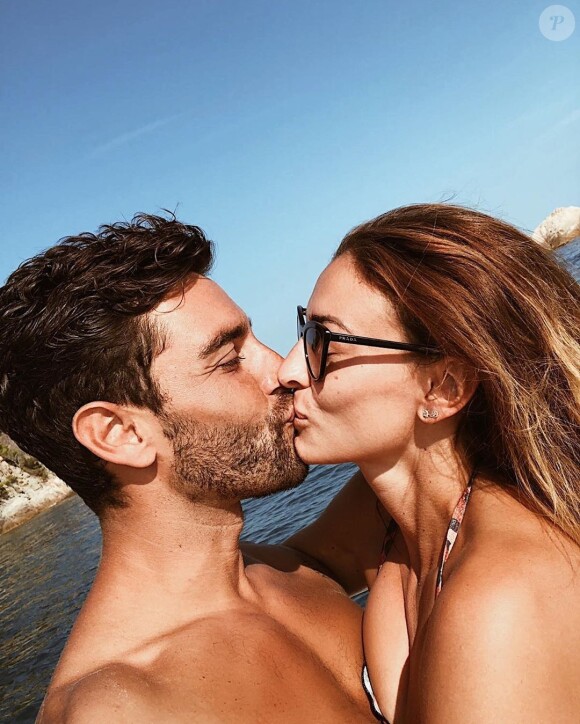 Valentin Léonard et Rachel Legrain-Trapani partagent un doux baiser en vacances