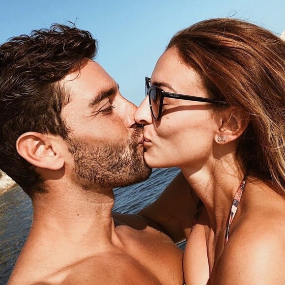 Valentin Léonard et Rachel Legrain-Trapani partagent un doux baiser en vacances