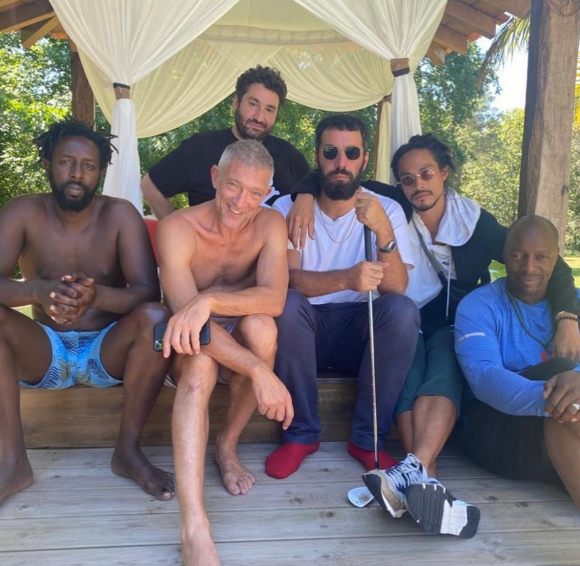 Mouloud Achour entouré de Vincent Cassel, Ladj Ly, Kim Chapiron, Oxmo Puccino et Romain Gavras pour son anniversaire - Instagram, 7 août 2020