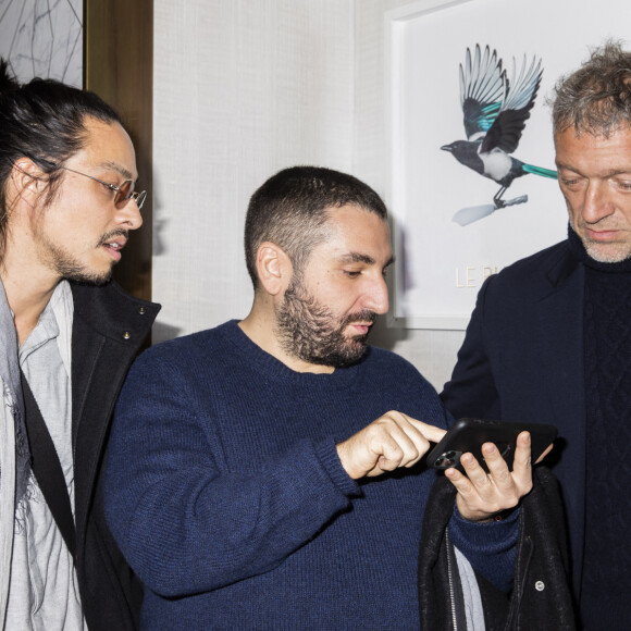 Kim Chapiron, Mouloud Achour et Vincent Cassel lors de la remise de la médaille d'Officier des Arts et des Lettres au rappeur O.Puccino par l'acteur, réalisateur et producteur V.Cassel à l'hôtel du Collectionneur à Paris, France, le 2 mars 2020. © Jack Tribeca/Bestimage