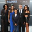 Luc Besson avec sa femme Virginie Besson-Silla et ses enfants Thalia Besson, Sateen Besson et Mao Besson lors de la première de ''Valerian'' au TCL Chinese Theatre à Los Angeles, le 17 juillet 2017.   