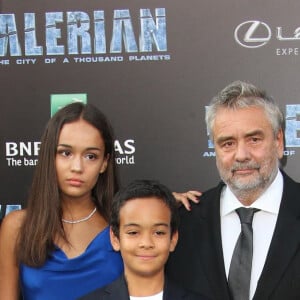 Luc Besson avec sa femme Virginie Besson-Silla et ses enfants Thalia Besson, Sateen Besson et Mao Besson lors de la première de ''Valerian'' au TCL Chinese Theatre à Los Angeles, le 17 juillet 2017. 