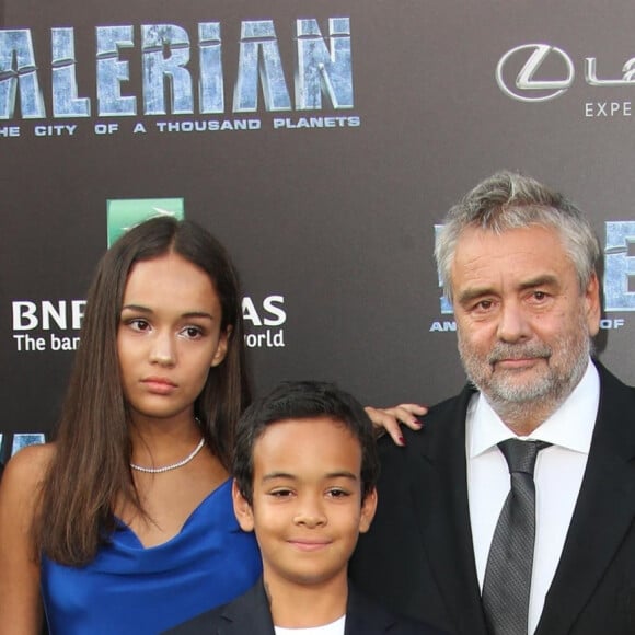 Luc Besson avec sa femme Virginie Besson-Silla et ses enfants Thalia Besson, Sateen Besson et Mao Besson lors de la première de ''Valerian'' au TCL Chinese Theatre à Los Angeles, le 17 juillet 2017. 