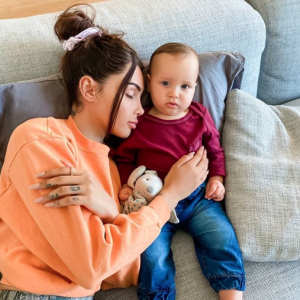 Nabilla dévoile sa nouvelle coiffure. Elle a craqué pour des cheveux bouclés. Août 2020.