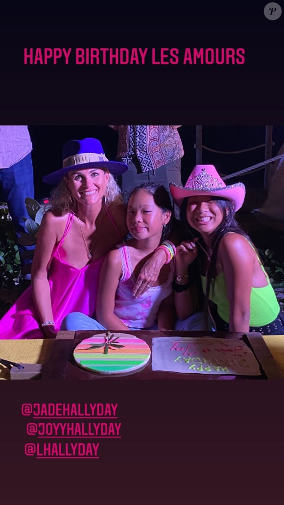 Laeticia Hallyday a organisé une grande fête d'anniversaire pour ses filles Jade et Joy, qui ont récemment eu 16 et 12 ans, à Saint-Barthélemy. La grande soirée s'est déroulée le 7 août 2020. Marie Poniatowski, la marraine de Jade, était présente et a publié une photo sur Instagram le 8 août 2020.