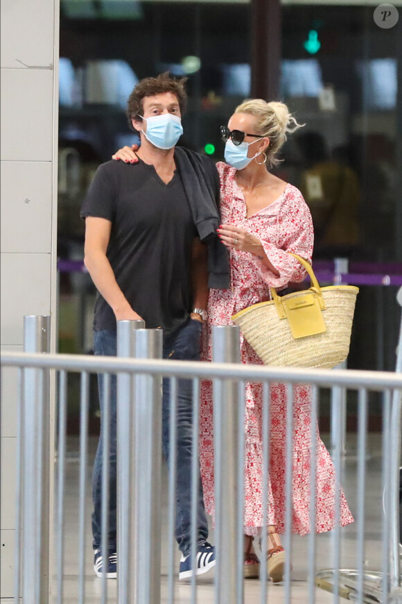 Exclusif - Laeticia Hallyday et son compagnon Pascal Balland prennent un vol à l'aéroport Roissy CDG pour une échappée à deux, sans enfants le 26 juin 2020.
