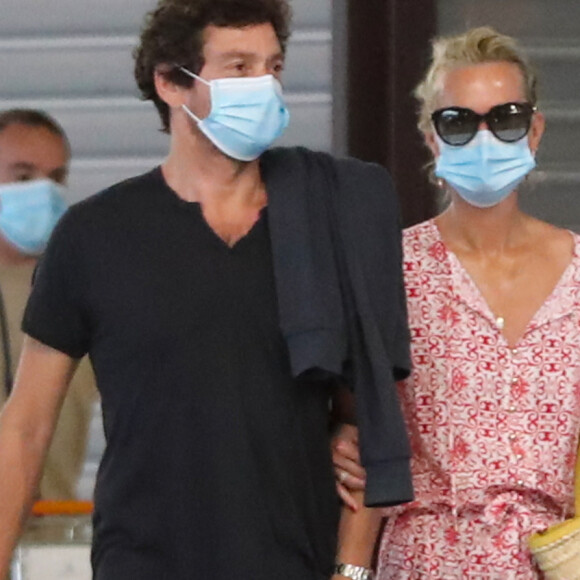 Exclusif - Laeticia Hallyday et son compagnon Pascal Balland prennent un vol à l'aéroport Roissy CDG pour une échappée à deux, sans enfants le 26 juin 2020.